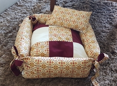 Cama Pet Quadrada Arabesco Patchwork, com Travesseiro - loja online