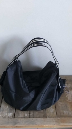 Bolsa Mônica, Nylon preto com alça mesclada