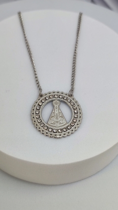 Colar Com Mandala de Nossa Senhora Aparecida Cravejado Com Strass No Aço Inox