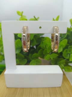 Argola click média com detalhes em micro zircônias banhada em ouro 18k