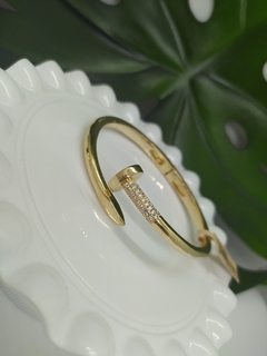 Bracelete prego com detalhes cravejados em zircônias banhado em ouro 18k