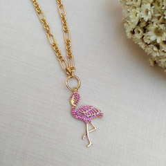 Corrente em elos com pingente de flamingo cravejado com micro zircônias pink