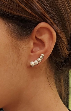 Brinco earcuff perolas e cravejado em zircônias