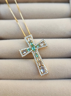 Corrente com crucifixo com zircônias colors banhado em ouro 18 K