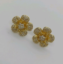 Brinco flor cravejado em micro zircônias banhado em ouro 18k 