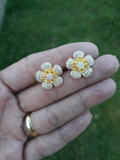 Brinco flor cravejado em micro zircônias banhado em ouro 18k  - comprar online