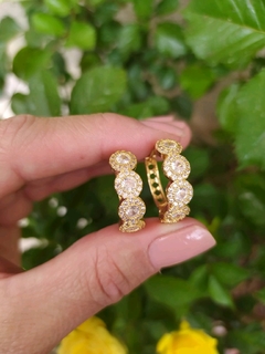 Argola click cravejada com zircônias banhado em ouro 18 k