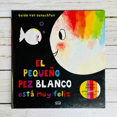 El pequeño pez blanco está muy feliz