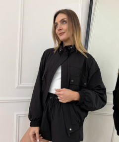 Campera Bomber rompeviento negro en internet