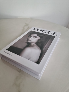 Libro tapa decorativo VOGUE - comprar online