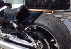 Kit customização Harley Davidson Vrod Paralamas traseiro 35cm banco solo estofado sem molas 240/40R18 - metalcustomgarage