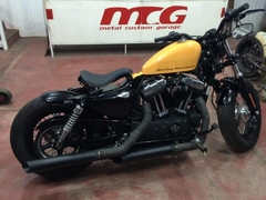Imagem do Kit Customização Harley Davidson Sportster paralamas dianteiro com aba de 1cm e orelhas de fixação, paralamas traseiro com aba de 1cm, banco solo com forração suporte de placa