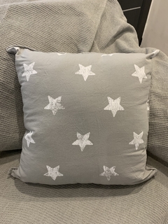 Almohadón Estrellas gris perla y blanco