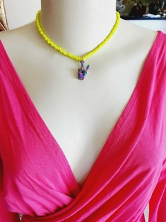 Choker Amarela com Pingente Mão Símbolo Paz e Amor Hippie - - Helô Nazaré Acessórios