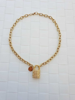 Choker de Elos Dourado com Pingente Cadeado Cravejado de Strass - - loja online