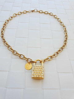 Choker de Elos Dourado com Pingente Cadeado Cravejado de Strass - - comprar online