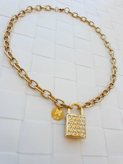 Imagem do Choker de Elos Dourado com Pingente Cadeado Cravejado de Strass -