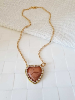 Colar de Corrente Dourado com Pingente de Coração Marrom com Strass - - comprar online