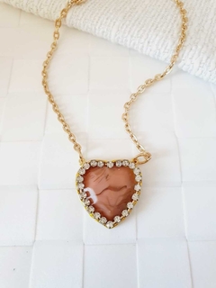 Colar de Corrente Dourado com Pingente de Coração Marrom com Strass -