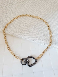 Choker Dourado com Pingente Mosquetão de Coração Cinza - - comprar online