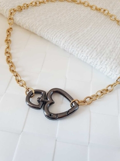 Choker Dourado com Pingente Mosquetão de Coração Cinza -