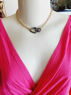 Choker Dourado com Pingente Mosquetão de Coração Cinza - na internet