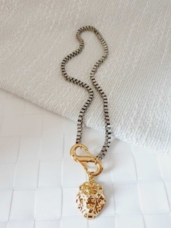 Colar Prateado com Pingente de Cara de Leão Dourado - - comprar online