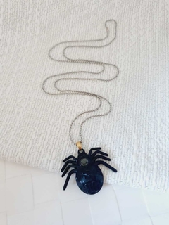 Colar Longo Corrente Prateada com Pingente em Metal de Aranha Negra - - comprar online