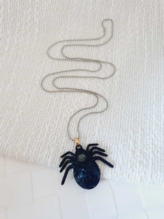 Colar Longo Corrente Prateada com Pingente em Metal de Aranha Negra - comprar online