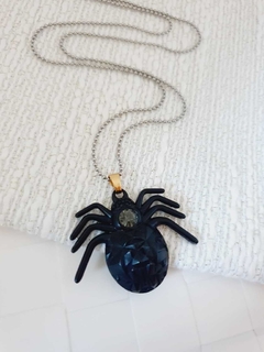 Colar Longo Corrente Prateada com Pingente em Metal de Aranha Negra -