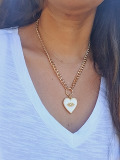 Colar Dourado com Pingente Coração Resinado Branco - Helô Nazaré Acessórios