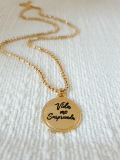 Colar Medalha Dourado Vida Me Surpreenda - - comprar online