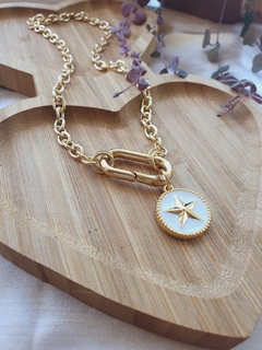 Colar Dourado com Pingente Medalha Estrela -