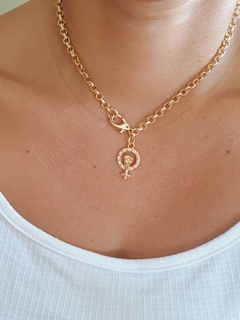 Colar Dourado com Pingente Figa Cravejada - Helô Nazaré Acessórios