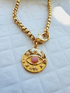 Colar Dourado com Pingente de Medalha Dourada com Olho Rosa -