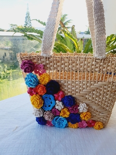 Bolsa de Palha Customizado com Apliques de Crochê Foral