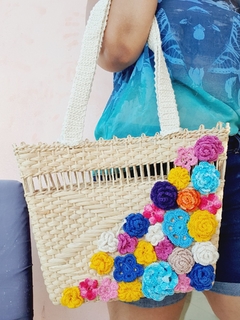 Bolsa de Palha Customizado com Apliques de Crochê Foral - Helô Nazaré Acessórios