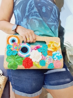 Bolsa de Mão de Palha Customizada com Apliques de Crochê na internet