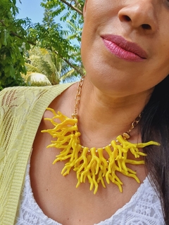 Colar Dourado com Pingentes de Corais Amarelo - - Helô Nazaré Acessórios