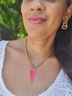 Colar Dourado com Pingente Coração Resinado Rosa - Helô Nazaré Acessórios