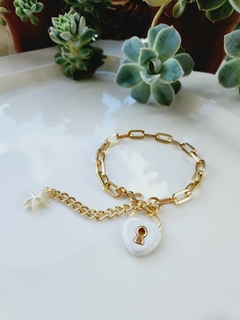 Pulseira Dourada com Pingente Cadeado de Coração Branco - comprar online