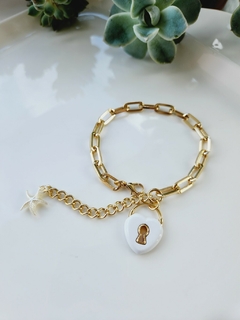 Pulseira Dourada com Pingente Cadeado de Coração Branco - na internet