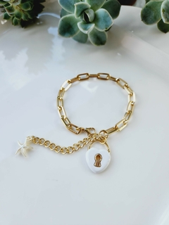 Pulseira Dourada com Pingente Cadeado de Coração Branco - Helô Nazaré Acessórios