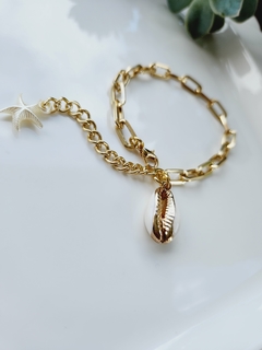 Pulseira Dourada com Pingente de Búzio Natural Detalhe Dourado