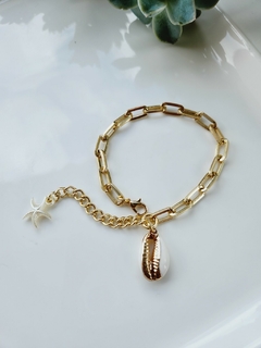 Pulseira Dourada com Pingente de Búzio Natural Detalhe Dourado - na internet