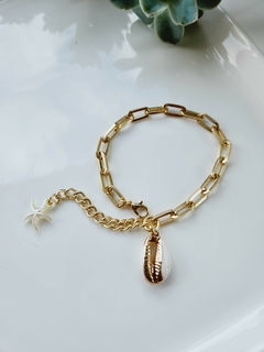 Pulseira Dourada com Pingente de Búzio Natural Detalhe Dourado na internet