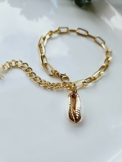 Pulseira Dourada com Pingente de Búzio Natural Detalhe Dourado - comprar online