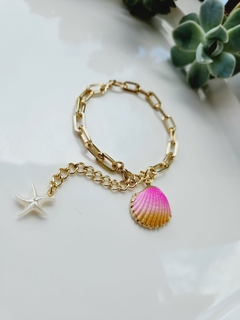 Pulseira Dourada com Pingente em Concha Degradê Rosa - - comprar online