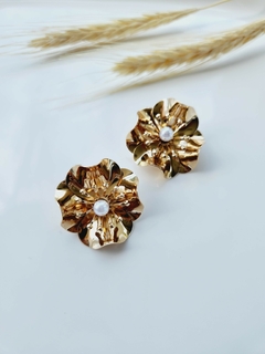 Brinco Flor Martelado Dourado ou Prata com Pérola de ABS - - comprar online