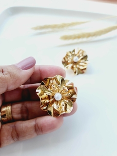 Brinco Flor Martelado Dourado ou Prata com Pérola de ABS - - Helô Nazaré Acessórios